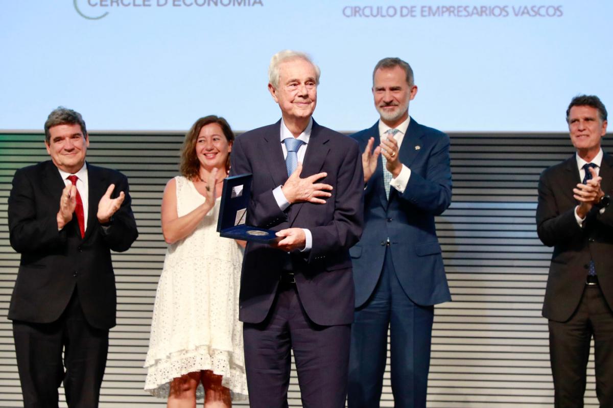 El Rey entrega el Premio Reino de España a la Trayectoria Empresarial a Gabriel Escarrer Juliá